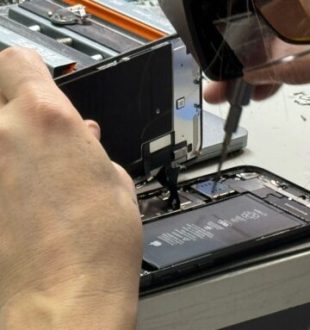 Reborn peut changer l'écran, la batterie et le port de recharge. L'ouverture d'un iPhone peut s'avérer délicate. // Source : Numerama