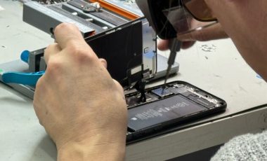 Reborn peut changer l'écran, la batterie et le port de recharge. L'ouverture d'un iPhone peut s'avérer délicate. // Source : Numerama