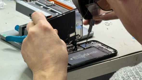 Reborn peut changer l'écran, la batterie et le port de recharge. L'ouverture d'un iPhone peut s'avérer délicate. // Source : Numerama