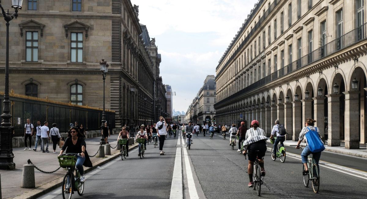 rue de rivoli pleine de vélos et de trottinettes