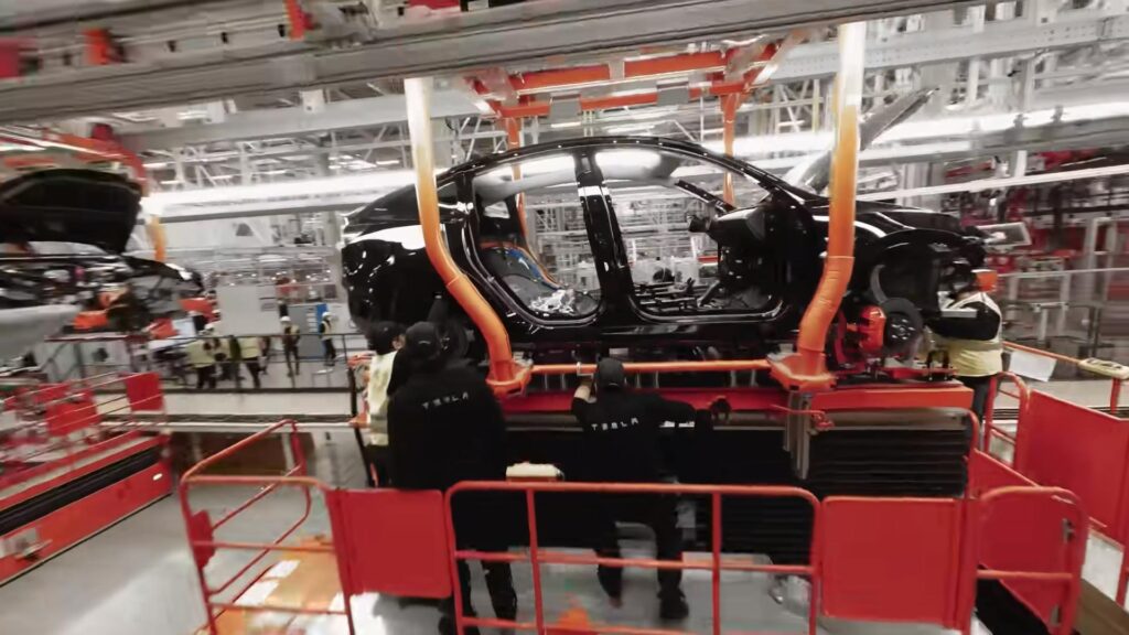 Assemblage de Model Y à la Gigafactory Tesla Berlin // Source : Capture vidéo Tesla