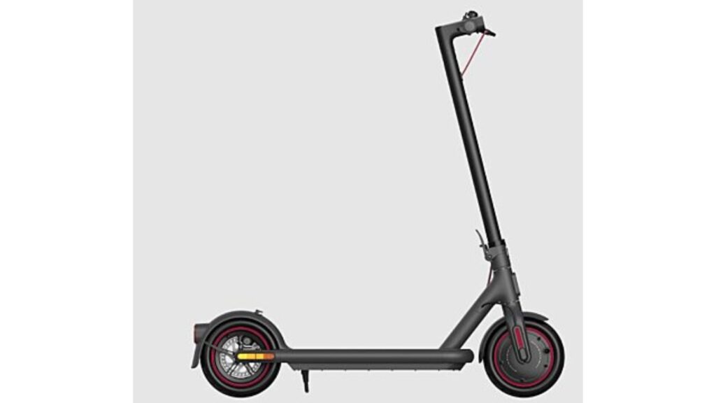 The Xiaomi Electric Scooter 4 Pro benefits from a spacious deck suitable for large sizes // Source: Leclerc