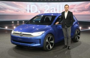 Thomas Schaefer, CEO Volkswagen, avec le concept ID.2all // Source : Volkswagen