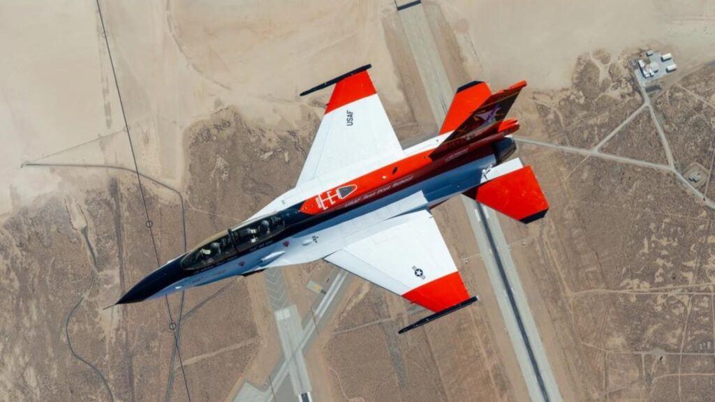 Un avion X-62 en vol au-dessus d'une base américaine // Source : US Air Force / Kyle Brasier