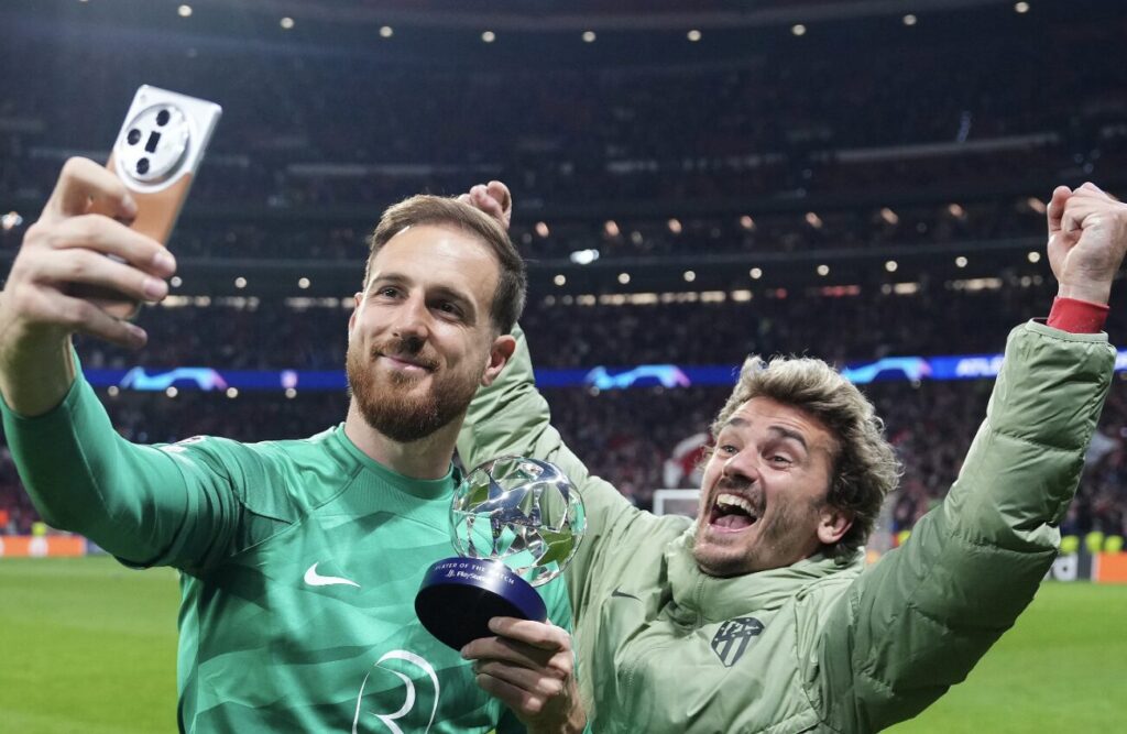 Crowned man of the match against Inter in March 2024, Jan Oblak also made the famous selfie.