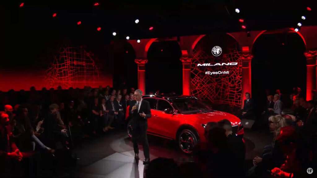 Présentation de l'Alfa Romeo Milano avec la présence de Carlos Tavares // Source : Capture live Alfa Romeo