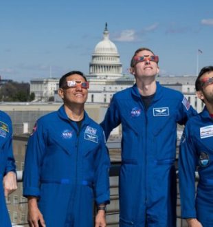 Des astronautes de la Nasa regardant l'éclipse // Source : NASA/Aubrey Gemignani