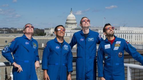 Des astronautes de la Nasa regardant l'éclipse // Source : NASA/Aubrey Gemignani