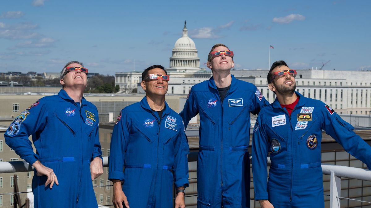 Des astronautes de la Nasa regardant l'éclipse // Source : NASA/Aubrey Gemignani