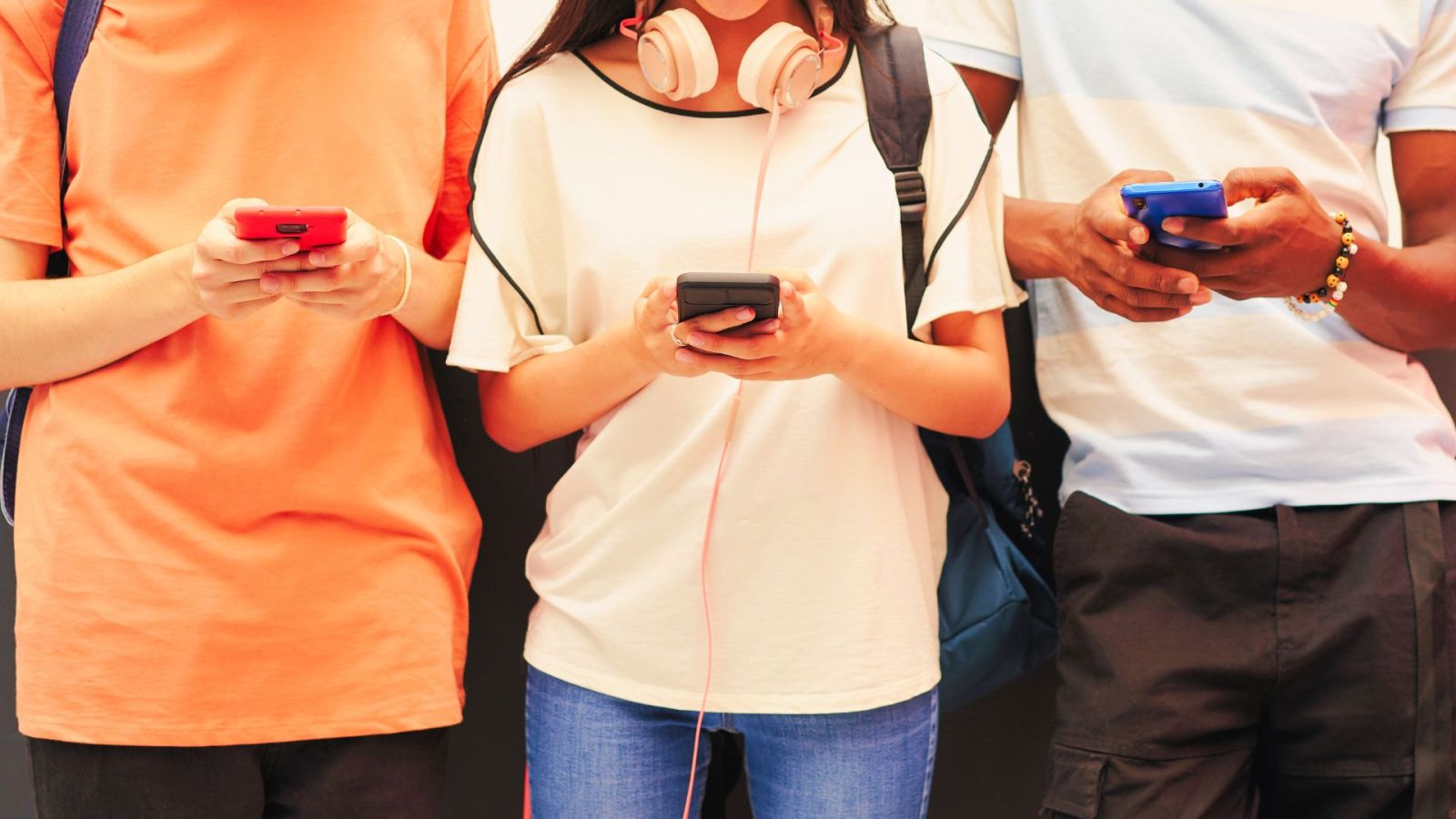 Interdiction des réseaux sociaux aux moins de 15 ans : la loi est censurée