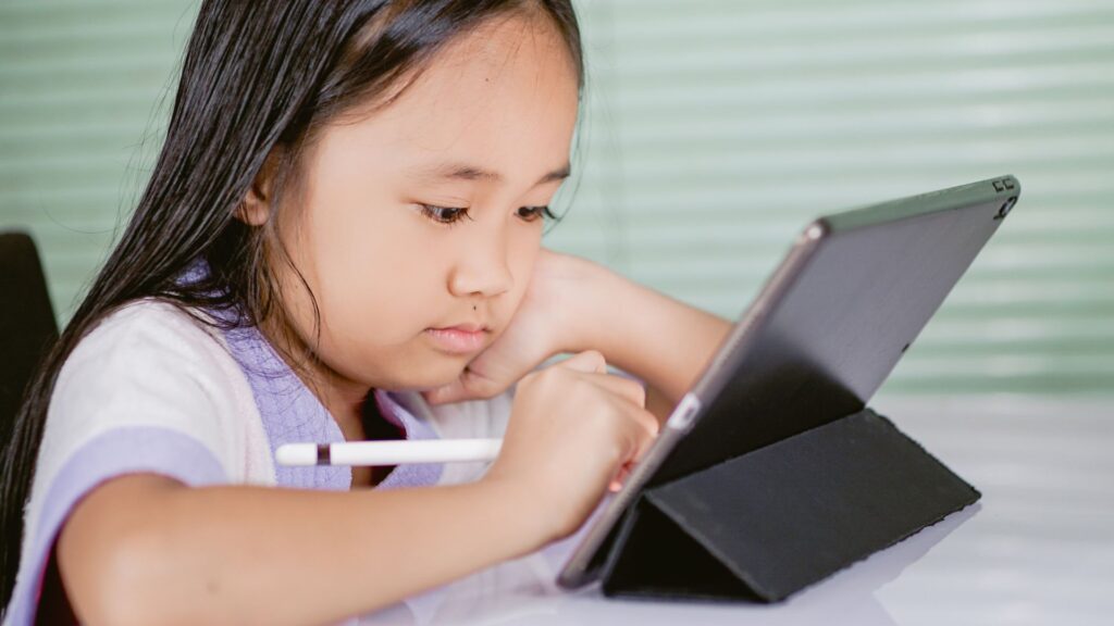 Le rapport préconise l'interdiction des écran pour les plus jeunes // Source : Canva Le rapport préconise l'interdiction des écran pour les plus jeunes // Source : Canva