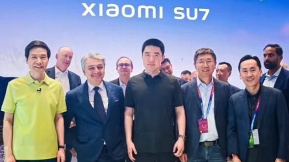 Luca de Meo and Lei Jun on the Xiaomi stand // Source: Xiaomi video extract 