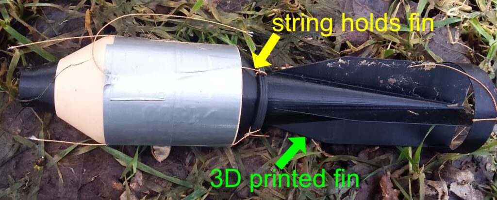Une munition imprimée en 3D fixée au ballon.  // Source : DanielR /
