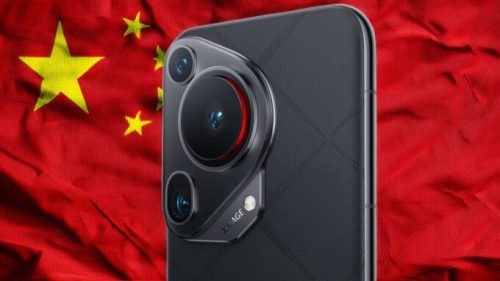 Le Huawei Pura 70 devant un drapeau chinois. // Source : Numerama