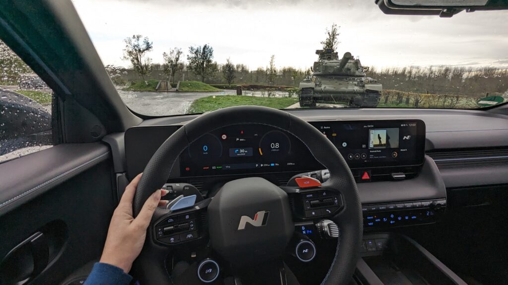 Behind the wheel of the Hyundai Ioniq 5 N // Source: Raphaelle Baut for Numerama