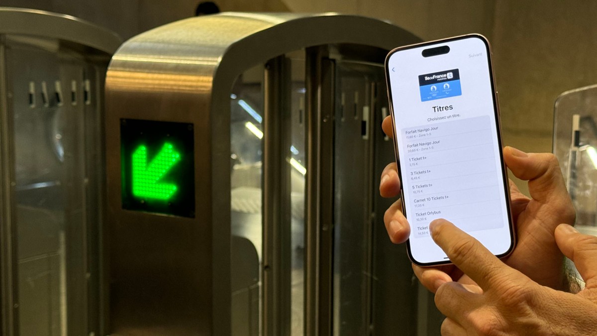 Le passe Navigo sur iPhone, avec l’achat de titres dans Cartes. // Source : Numerama