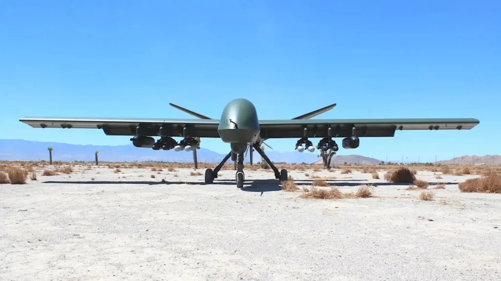 Un Mojave équipe de missiles / bombes. // Source : General Atomics
