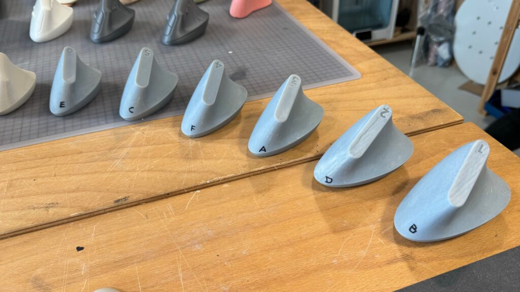 To make a vertical mouse, Logitech designs lots of different sizes, then blind tests them.  // Source: Numerama