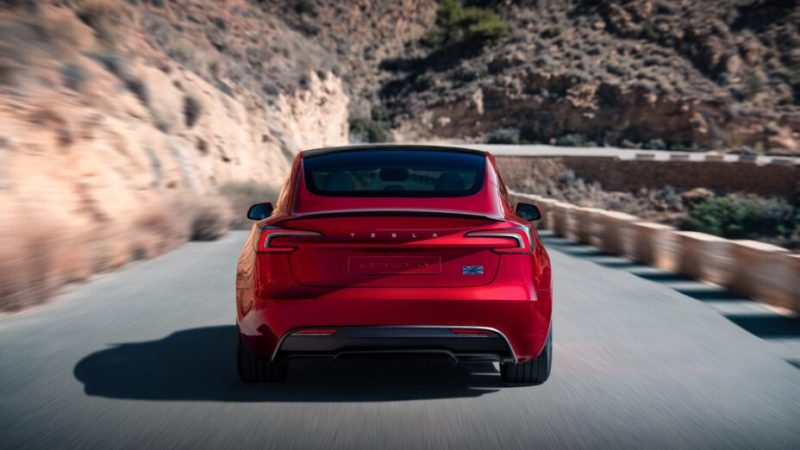 Finalement pas de Ludicrous, c’est une Tesla Model 3 Performance  qui pointe le bout de son capot