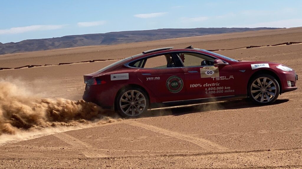 La Tesla Model S du record roule dans le désert // Source : Hansjörg von Gemmingen - Hornberg @gem8mingen