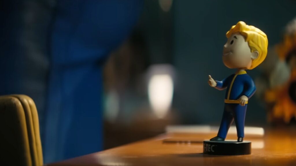 La mascotte de Vault Boy, sous forme de figurine dans la série.  // Source : Prime Vidéo