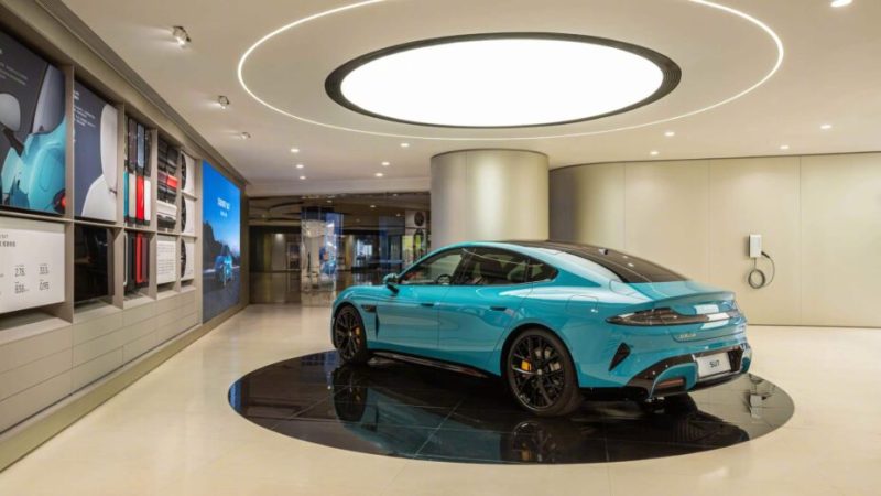Le patron de Xiaomi recommande aux clients pressés d’acheter une voiture chez un concurrent