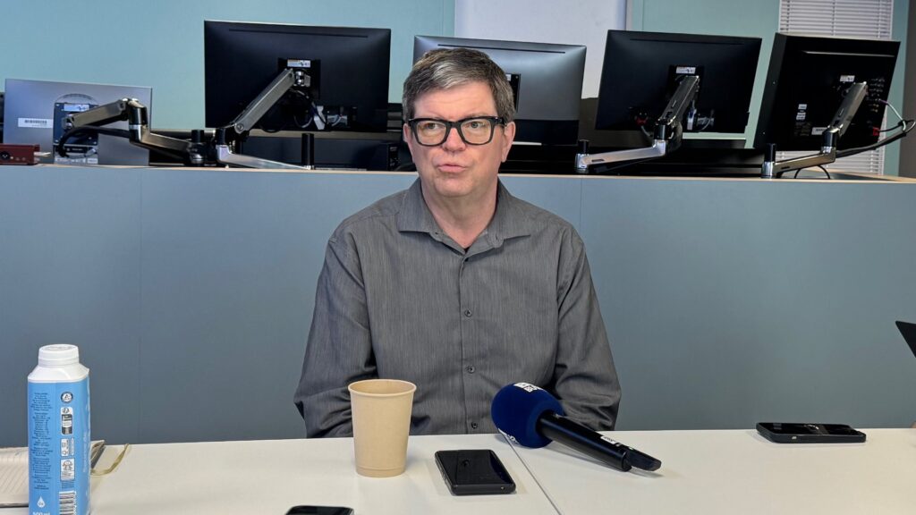 A l'issue de sa conférence, Yann Le Cun s'est entretenu avec quelques journalistes.  // Source : Numérama