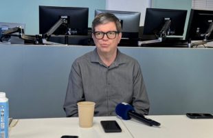 À la fin de sa conférence, Yann Le Cun s'est entretenu avec quelques journalistes. // Source : Numerama