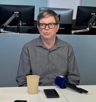 À la fin de sa conférence, Yann Le Cun s'est entretenu avec quelques journalistes. // Source : Numerama