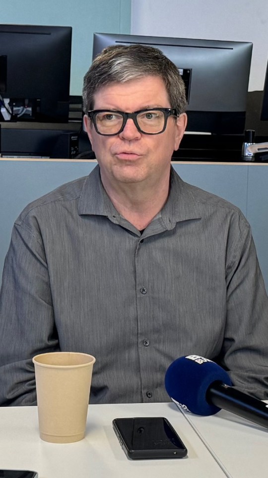 À la fin de sa conférence, Yann Le Cun s'est entretenu avec quelques journalistes. // Source : Numerama À la fin de sa conférence, Yann Le Cun s'est entretenu avec quelques journalistes. // Source : Numerama