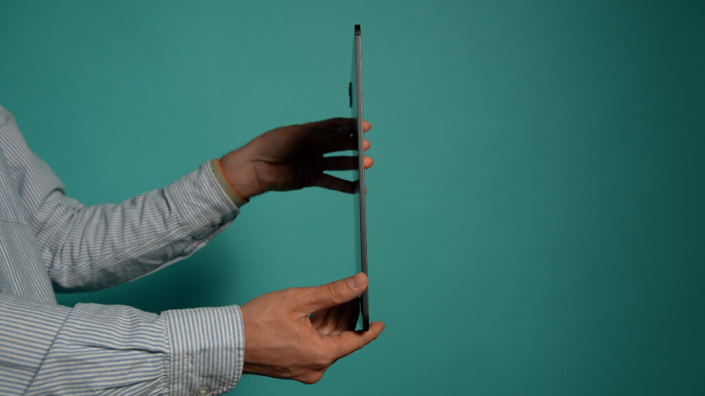 The iPad Pro is so thin that it's not easy to photograph.