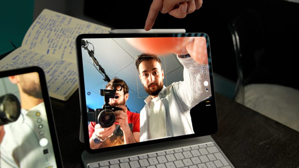 Niveau pro, l'iPad Pro M4 fait au moins bien une chose : les appels vidéo. La webcam du bon côté, c'est un vrai avantage.