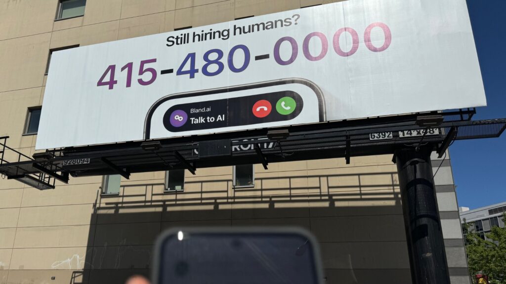 Ce billboard est visible dans San Francisco, il incite les gens à téléphoner.  // Source : Numerama