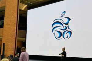 L'écran géant de la keynote Apple du 7 mai. // Source : Numerama