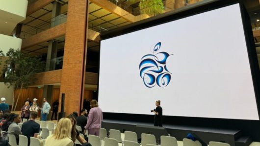L'écran géant de la keynote Apple du 7 mai. // Source : Numerama