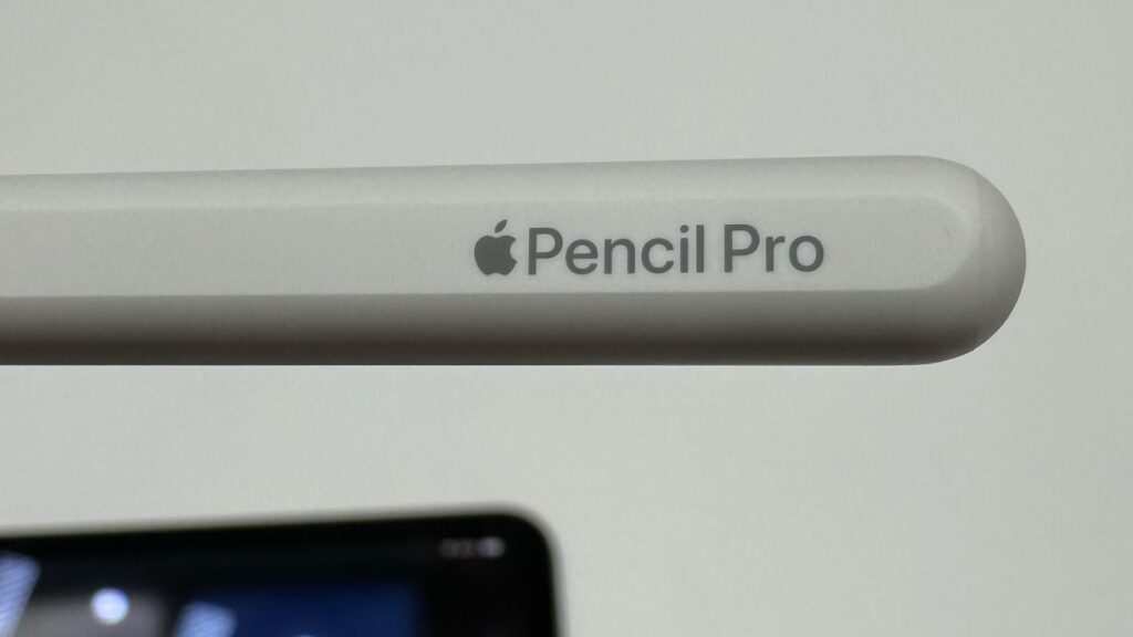 L'Apple Pencil Pro est toujours blanc, on aurait aimé d'un modèle noir. // Source : Numerama