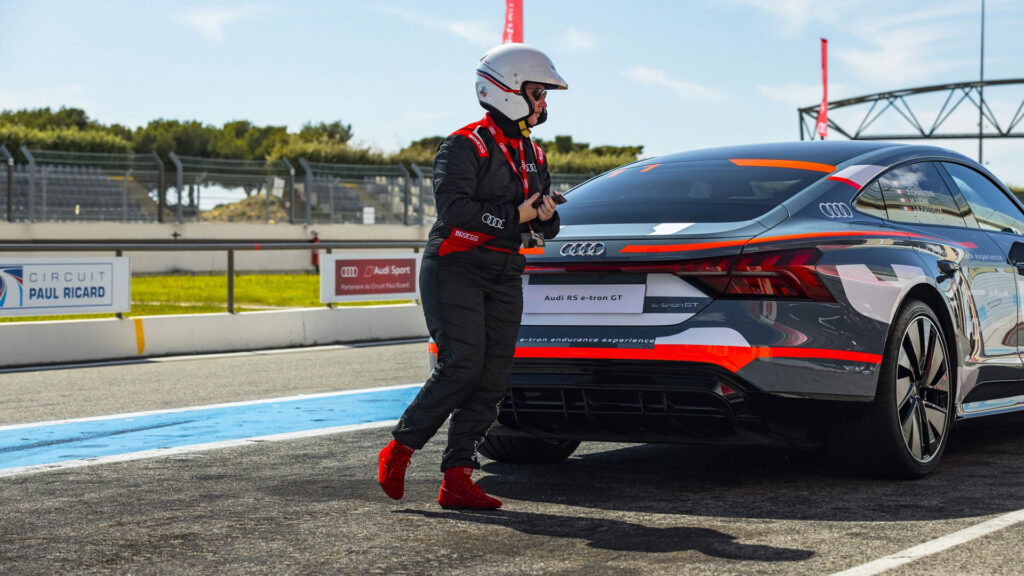 Raphaelle Baut handover for team 11 // Source: Audi - Laurent Gayral / Rémi Chaillaud