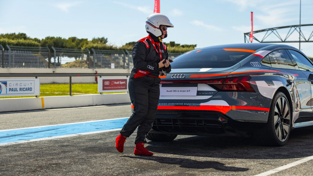 Passage de relai de Raphaelle Baut pour l'équipe 11 // Source : Audi - Laurent Gayral / Rémi Chaillaud