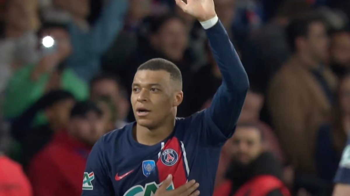 Kylian Mbappé avec le maillot du PSG // Source : Capture YouTube FFF