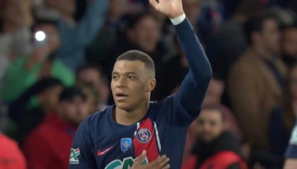 Kylian Mbappé avec le maillot du PSG // Source : Capture YouTube FFF