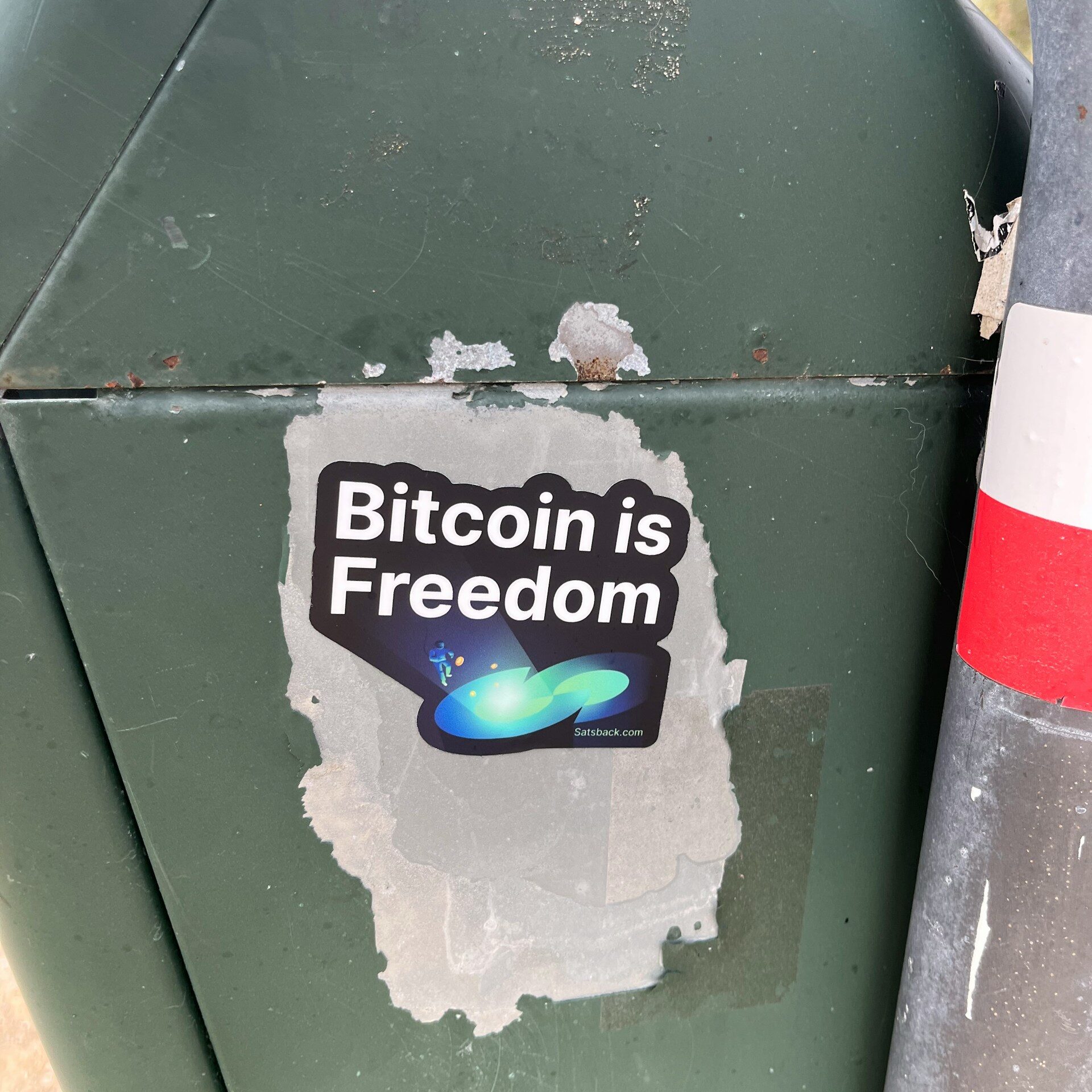 Un sticker Bitcoin dans la rue. 