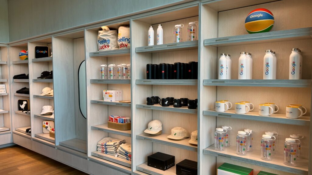 A shelf of products derived from the Google Store.  // Source: Numerama