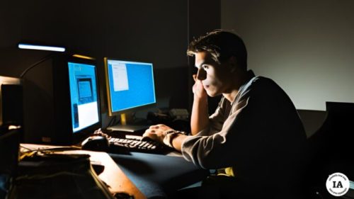 Un homme devant un ordinateur // Source : Numerama