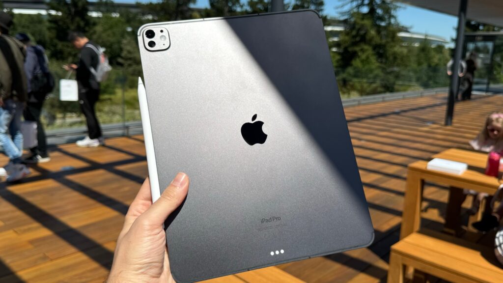 The back of the iPad Pro M4, in front of Apple Park. // Source: Numerama