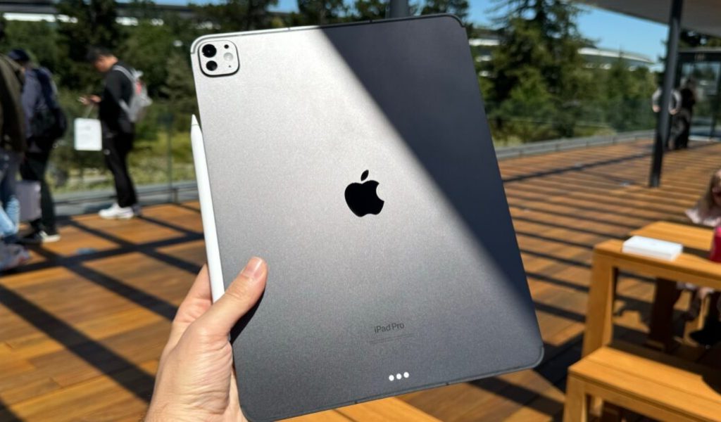 Le dos de l'iPad Pro M4, devant l'Apple Park. // Source : Numerama