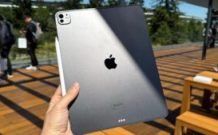 Le dos de l'iPad Pro M4, devant l'Apple Park. // Source : Numerama