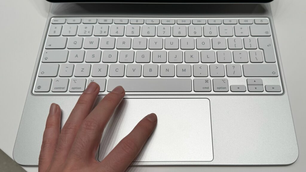Le nouveau clavier Magic Keyboard, avec un trackpad plus grand et une rangée de touches en plus. // Source : Numerama