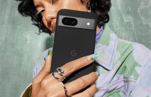 Le Google Pixel 8a dispose d'un design facilement reconnaissable. // Source : Google