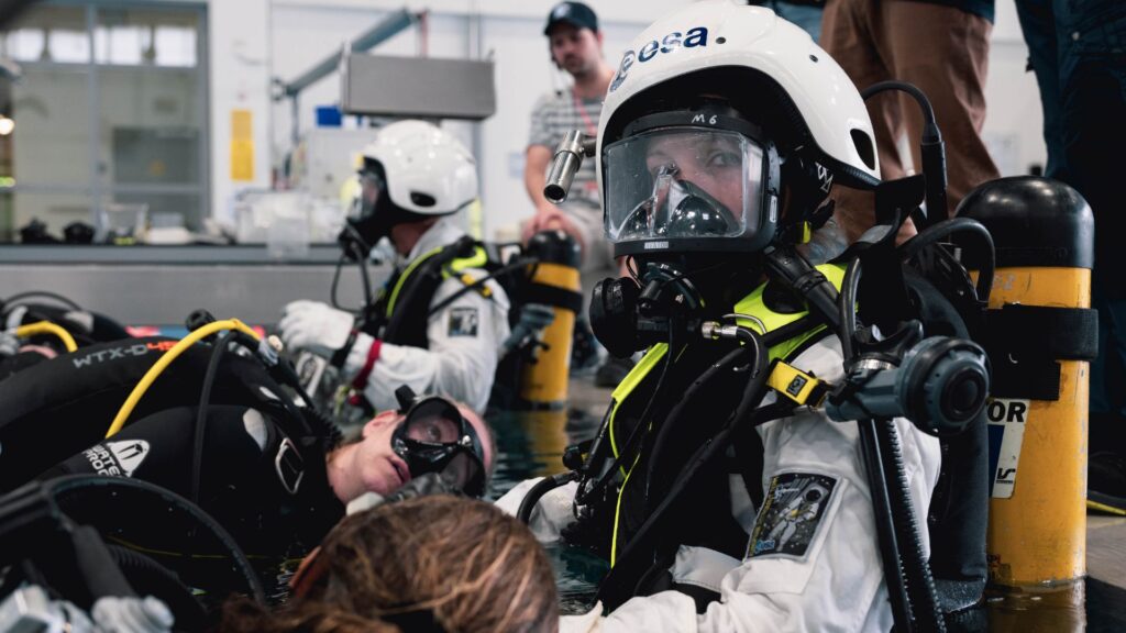 Sophie Adenot pendant un entrainement aux sorties extra-véhiculaires en piscine. // Source : ESA (photo recadrée)