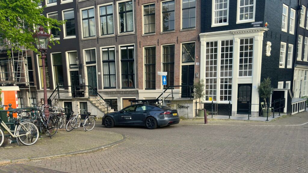 Tesla en test de conduite autonome à Amsterdam  // Source : @KRoelandschap sur X 